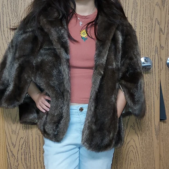 Vintage Fur Shawl/Cape - Picture 3 of 8